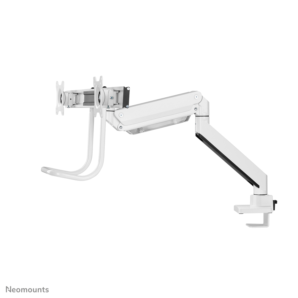 Een witte monitorarm met twee houders, vastgeklemd aan een bureau.