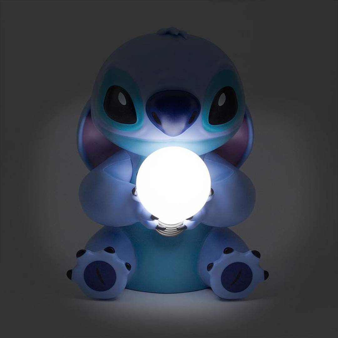 Una figura azul de Stitch sostiene una esfera brillante en sus manos.