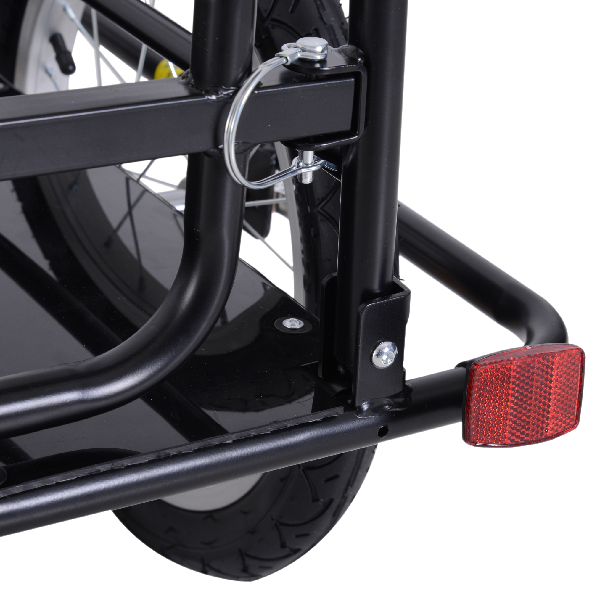 Primer plano de un remolque de bicicleta negro con reflector rojo y radios.