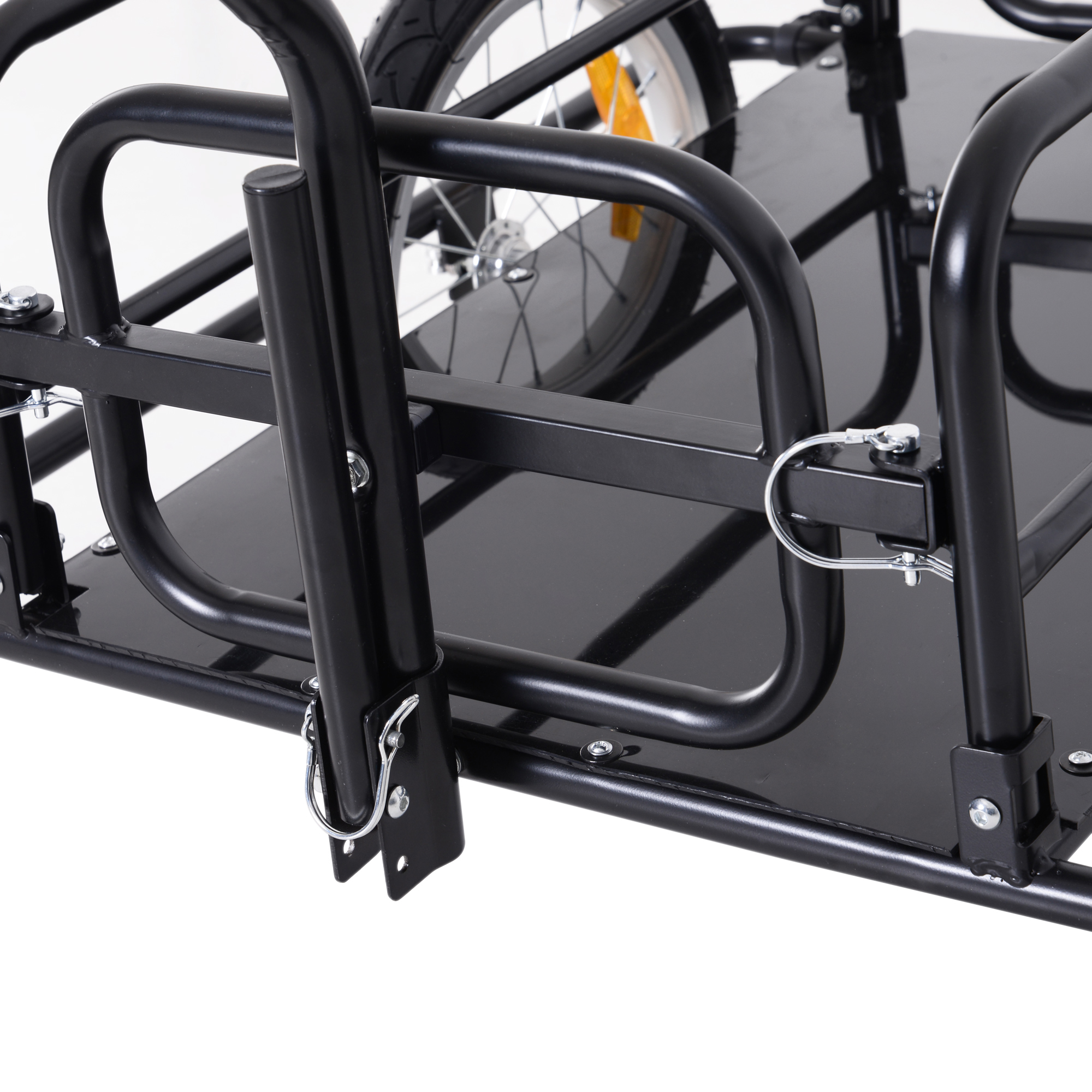 Primer plano de un remolque de bicicleta negro con rueda y barras de retención.