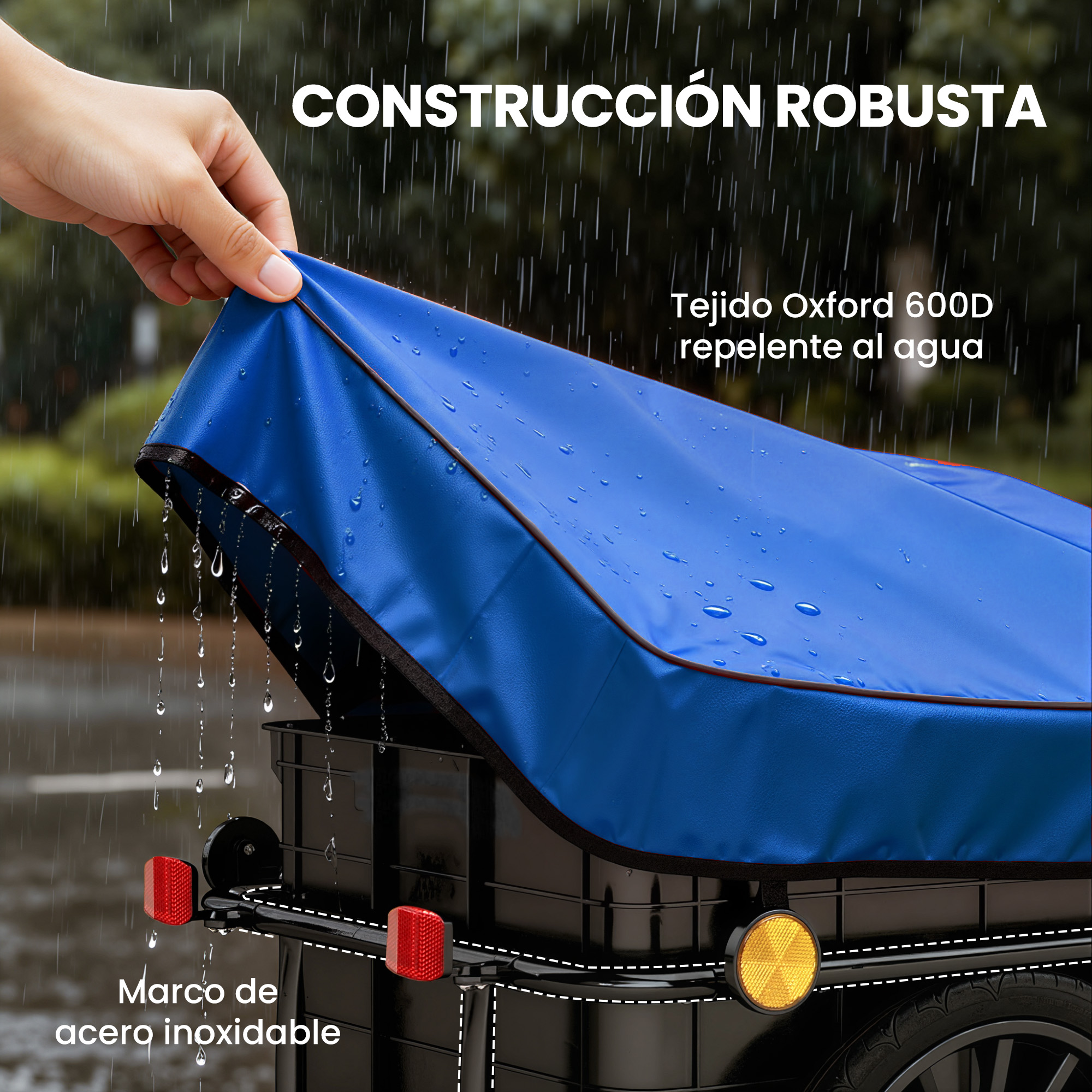 Una mano levanta una cubierta azul impermeable sobre un remolque negro bajo la lluvia.