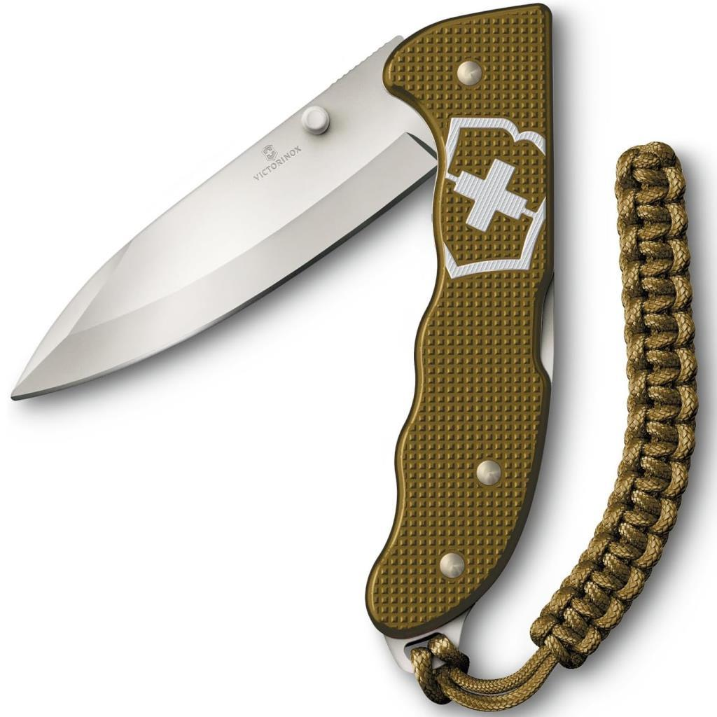 Açık bıçaklı ve paraşüt ipi kordonlu altın rengi Victorinox cep bıçağı.