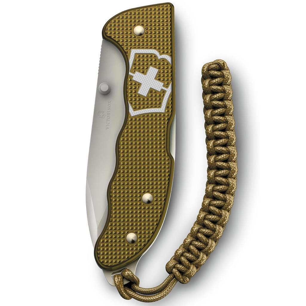 Zeytin yeşili saplı ve örgülü kordonlu çakı. Victorinox logosu görünür.