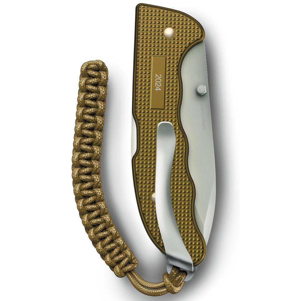 Paracord halkalı altın-kahverengi çakı. Yazılar: 2024, Swiss Made.