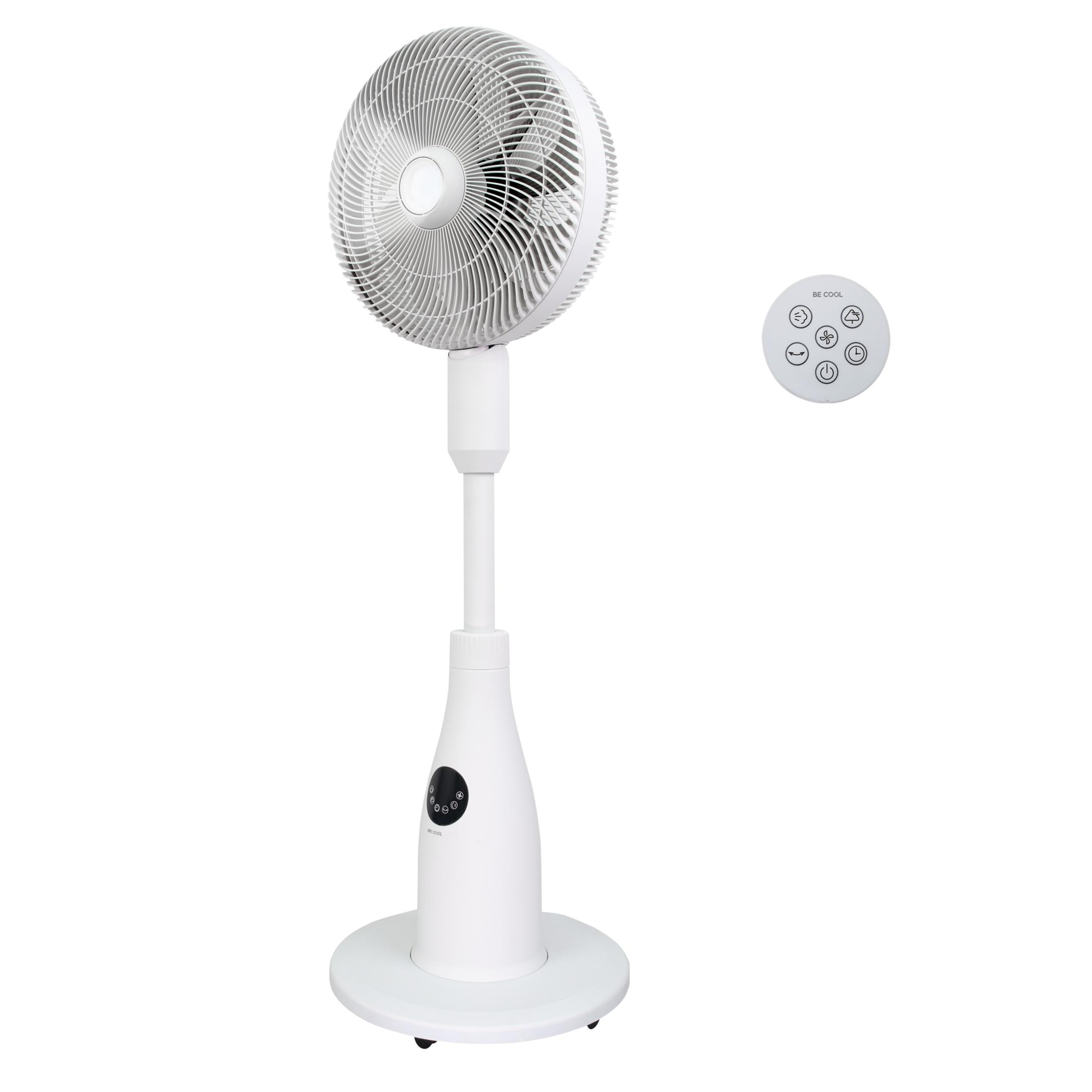 Ein weißer Standventilator mit Fernbedienung auf weißem Hintergrund.