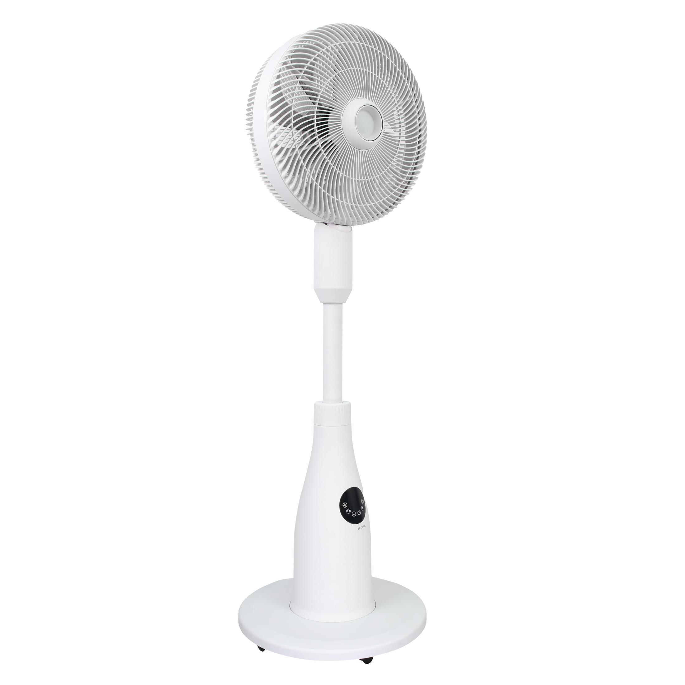 Ein weißer Standventilator mit rundem Kopf und Bedienelementen am Sockel.