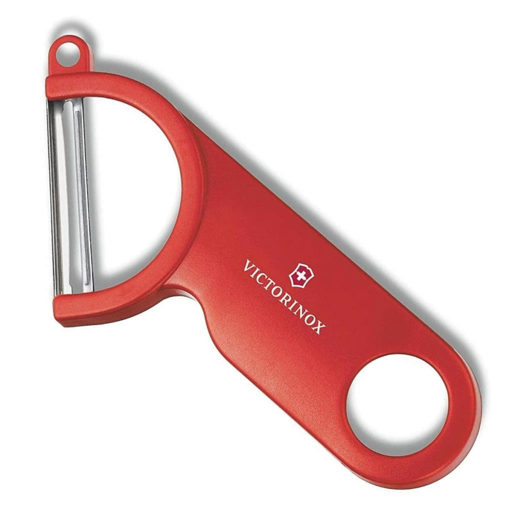 Gümüş bıçaklı ve asma delikli kırmızı bir Victorinox soyucu.