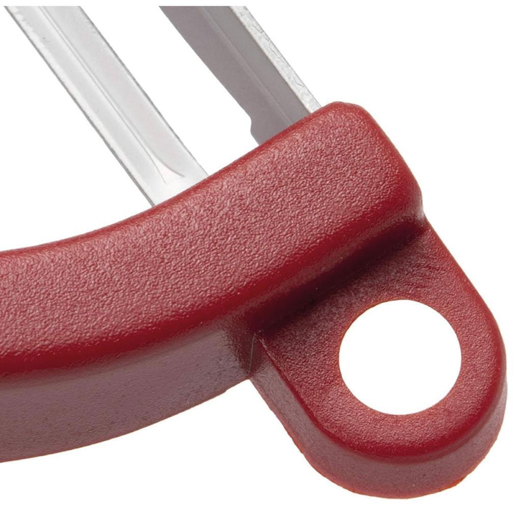 Metal bıçaklı ve asma delikli kırmızı patates soyacağının yakın çekimi.