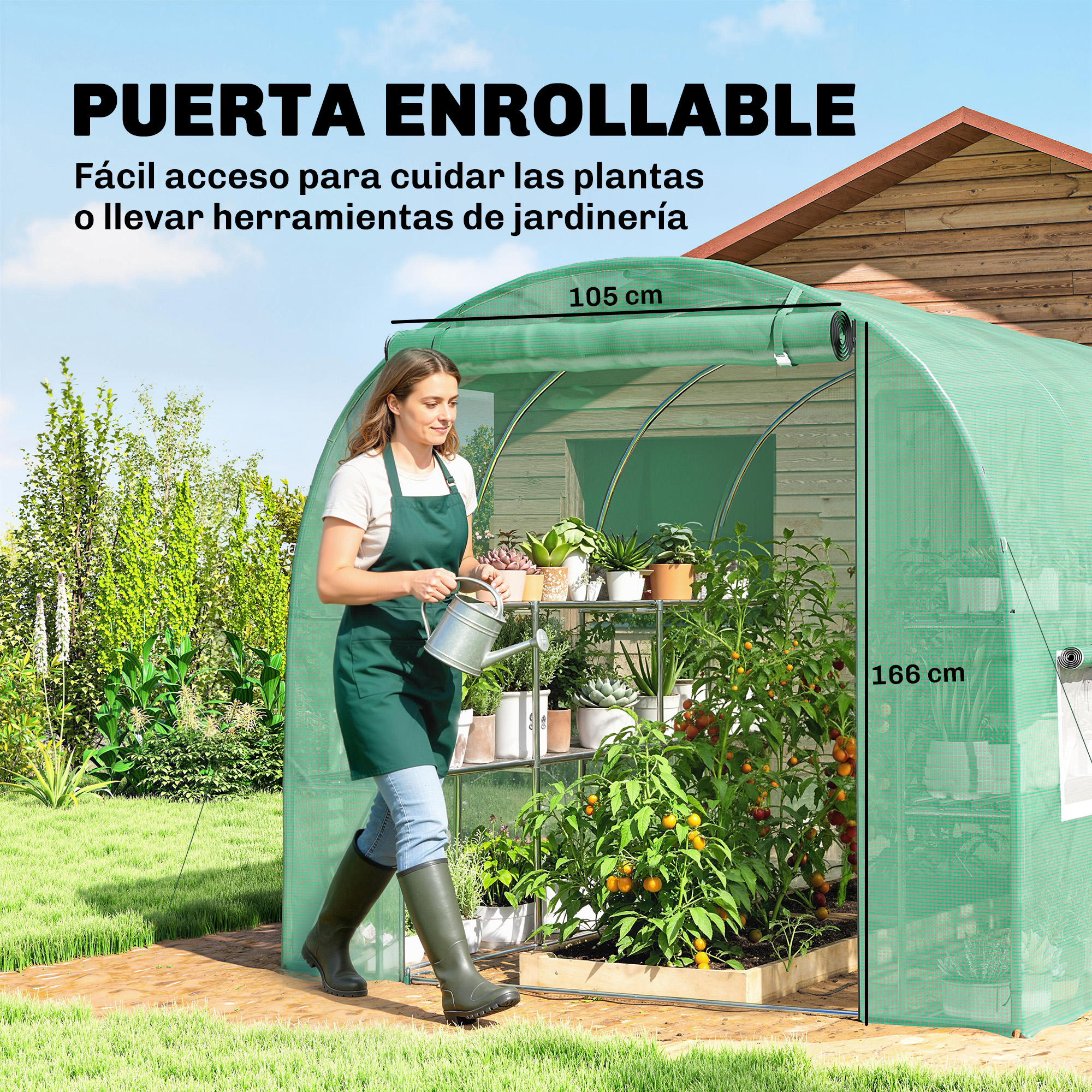 Mujer riega plantas en un invernadero verde con puerta enrollable.
