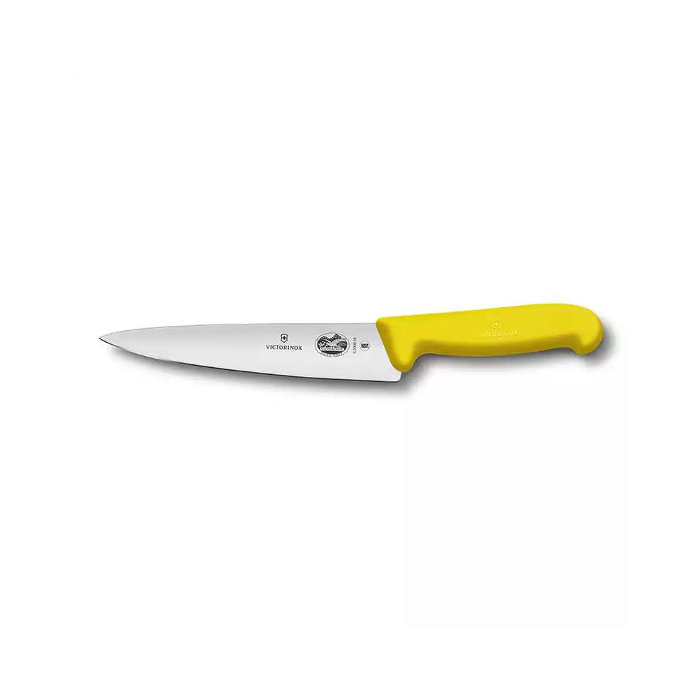 Gümüş bıçaklı sarı Victorinox şef bıçağı beyaz zeminde duruyor.