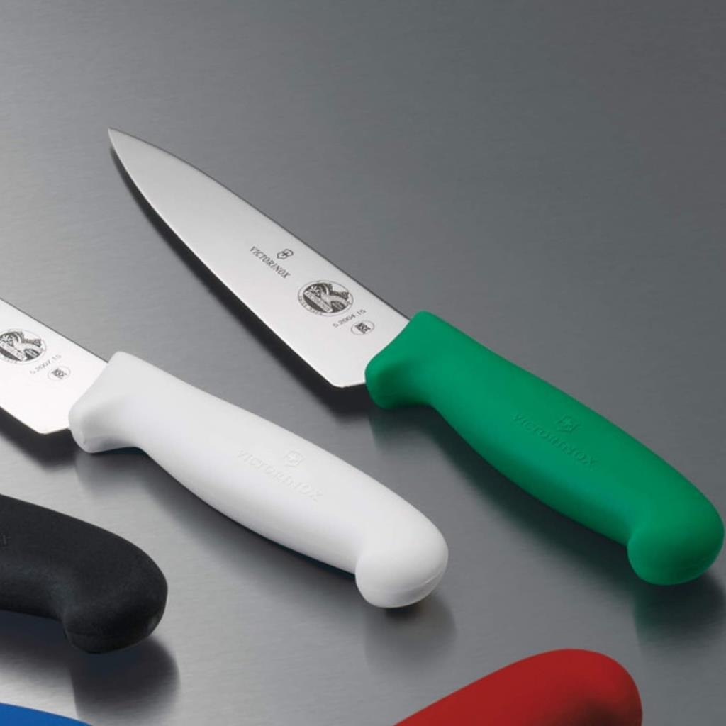 Renkli saplı birkaç Victorinox mutfak bıçağı: yeşil, beyaz, siyah, kırmızı, mavi.