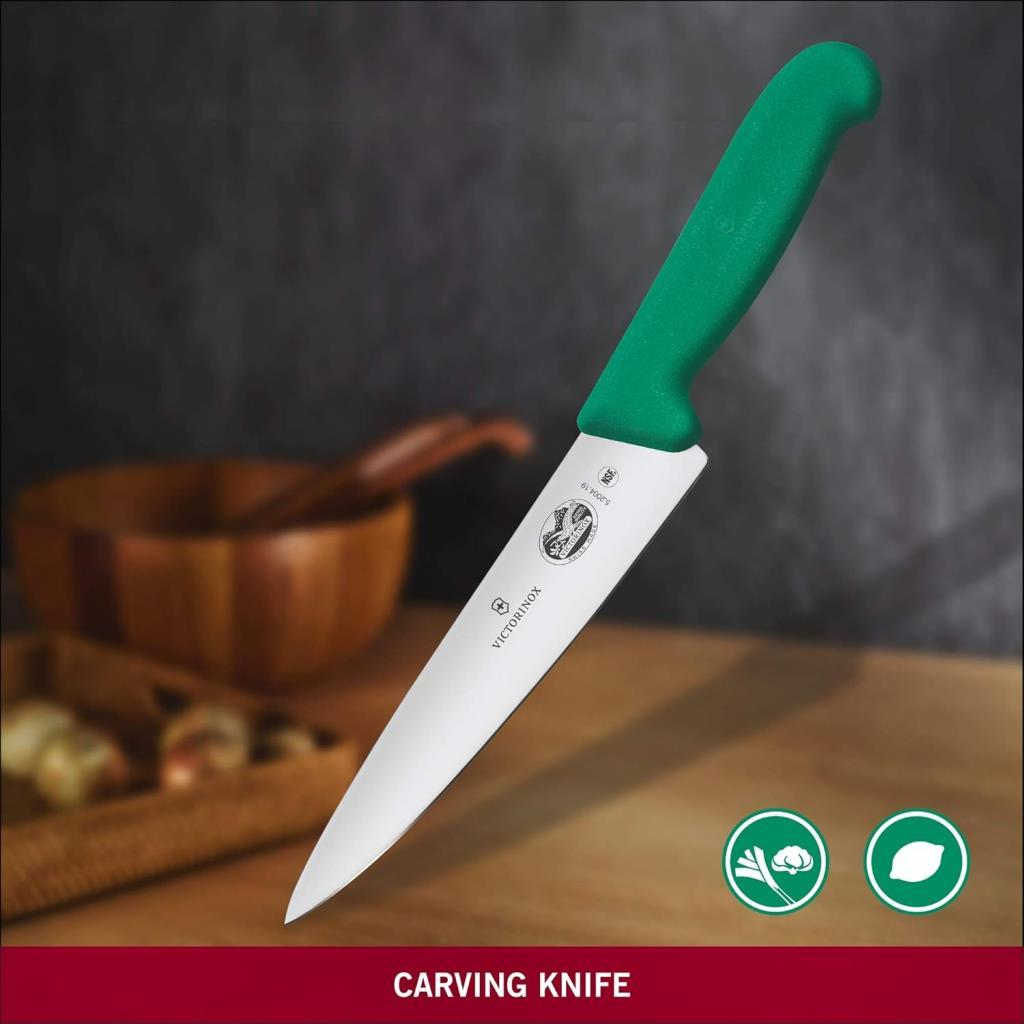 Yeşil saplı bir Victorinox oyma bıçağı ahşap yüzeyde.
