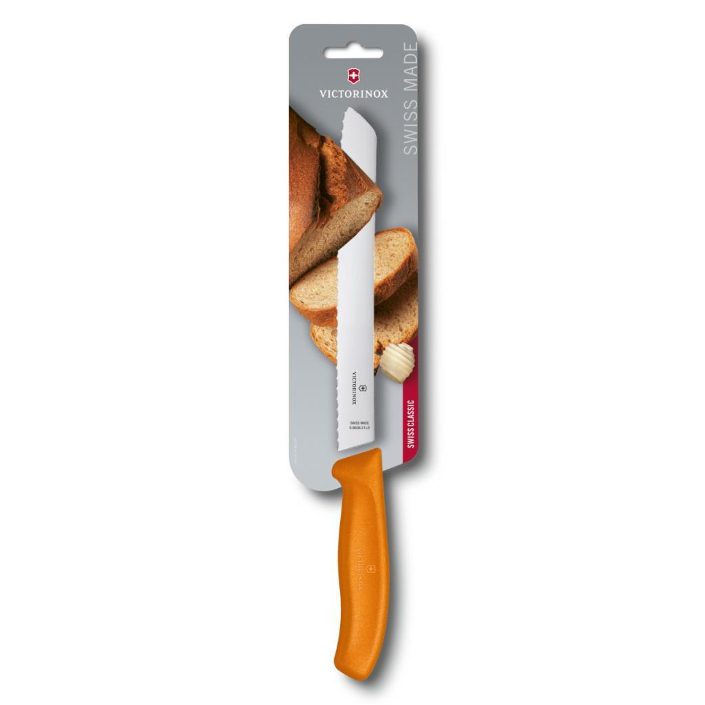 Serrate bıçaklı ve turuncu saplı Victorinox ekmek bıçağı, dilimlenmiş ekmeğin önünde duruyor.