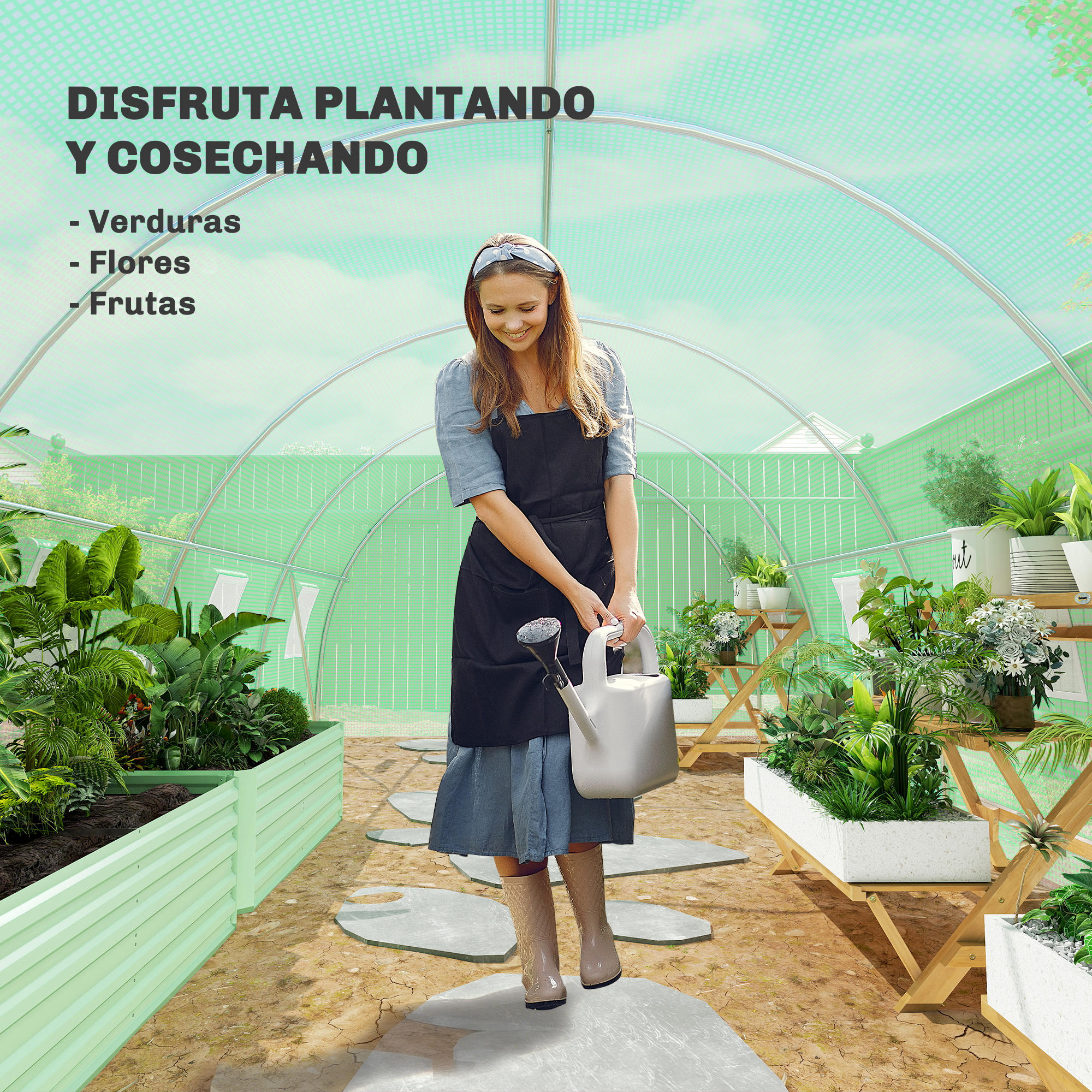 Mujer en invernadero regando plantas con regadera.