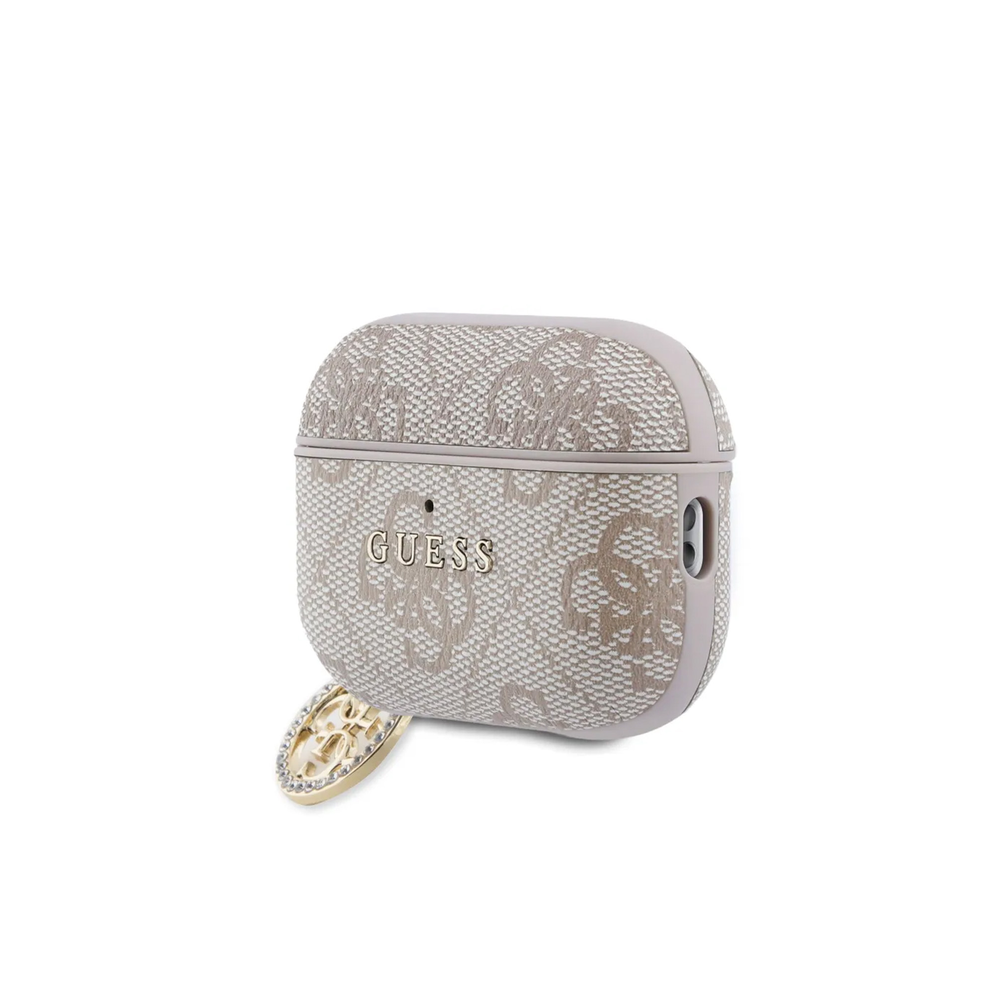 Una funda beige para auriculares Guess con diseño estampado y charm dorado.