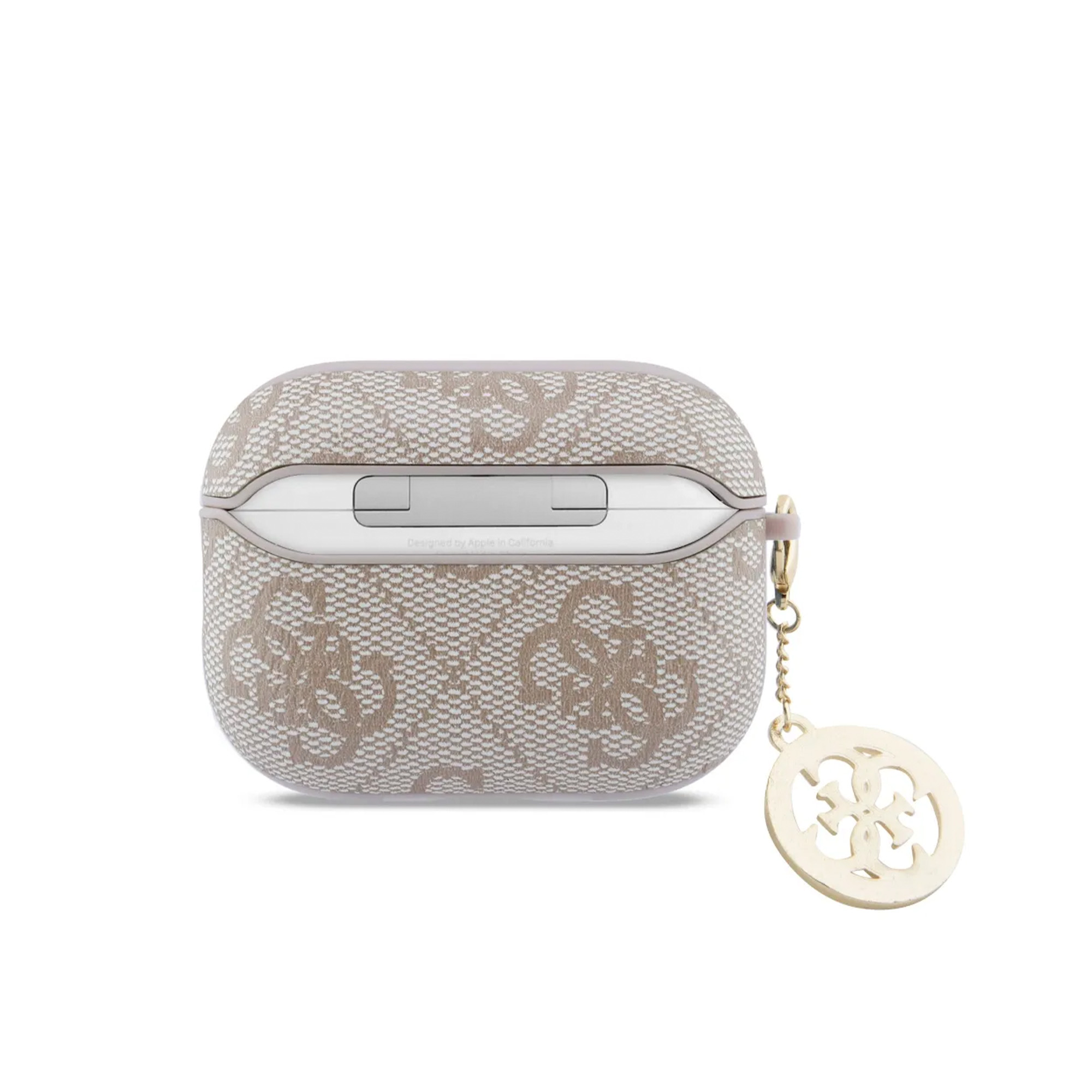 Una funda beige con logo GUESS y un colgante redondo.