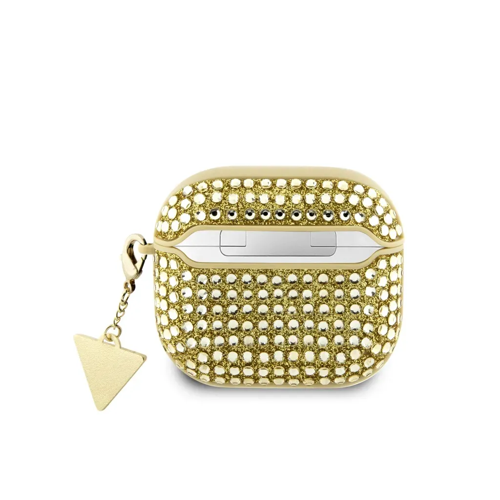 Funda dorada para AirPods cubierta de pedrería con un charm triangular.