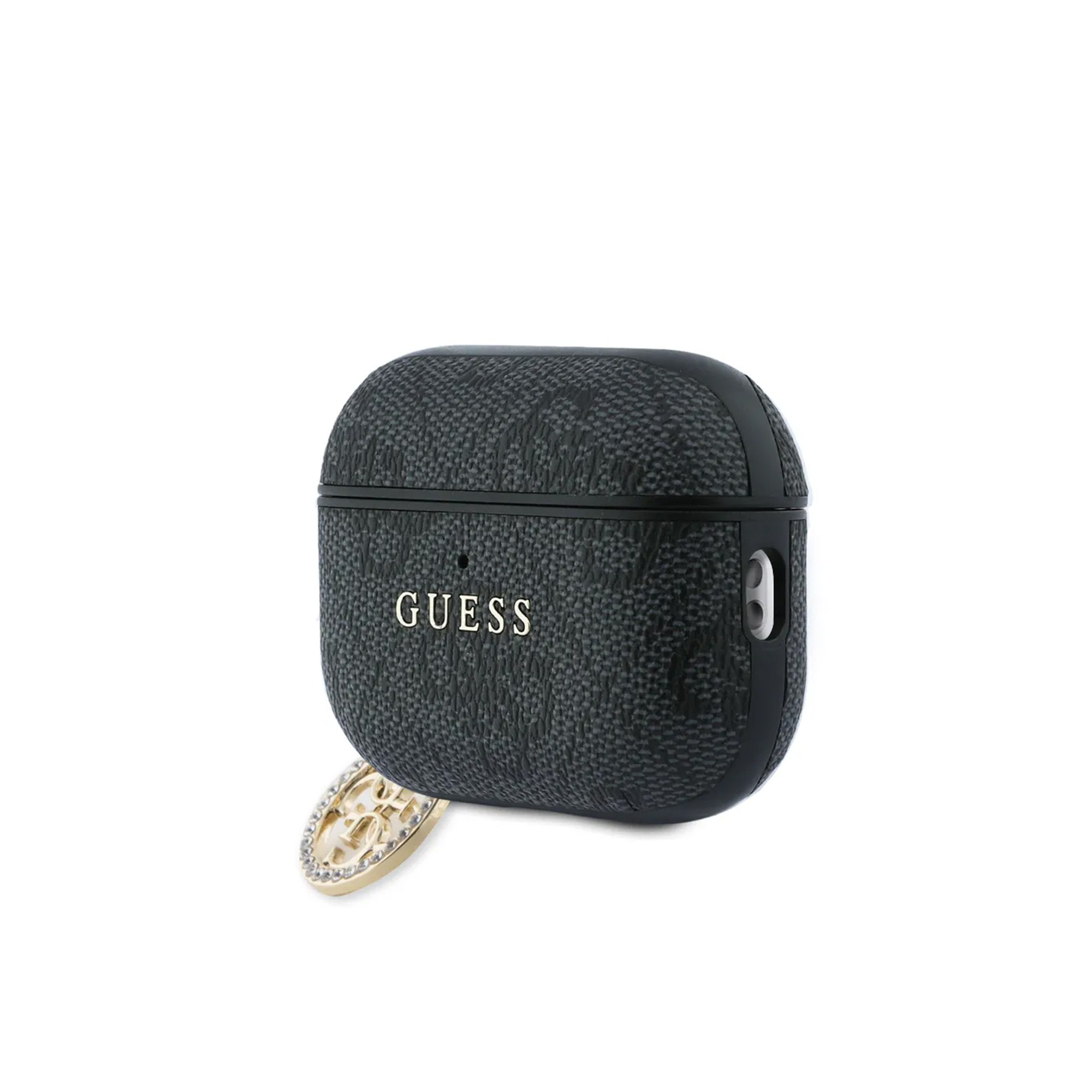 Funda negra Guess para AirPod con patrón y logo dorado, junto a un charm.
