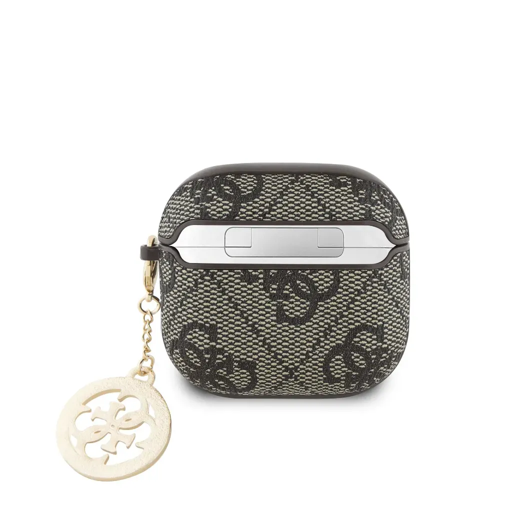 Una funda para AirPods con estampado de logo de Guess y un dije.
