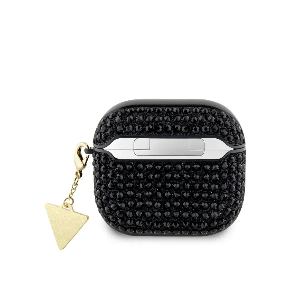 Una funda negra para AirPods cubierta de pedrería con un dije de triángulo dorado.