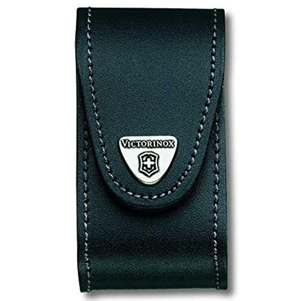 Gümüş logolu ve beyaz dikişli siyah deri Victorinox kılıfı.