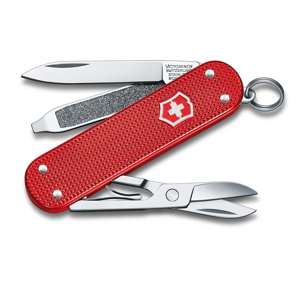 Açık bıçaklı ve makaslı kırmızı bir Victorinox çakı.