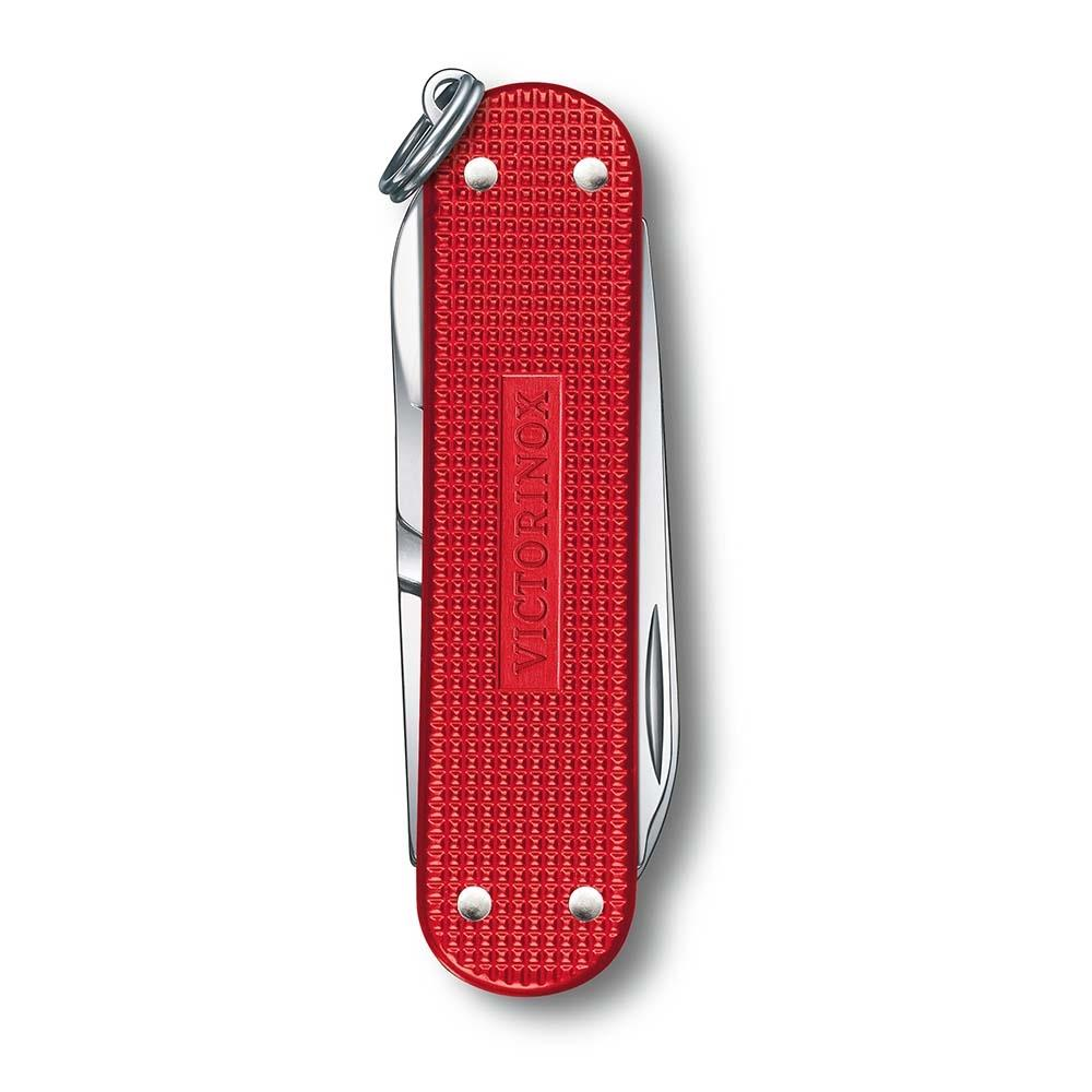 Beyaz arka plan üzerinde anahtarlıklı kapalı kırmızı Victorinox çakı.