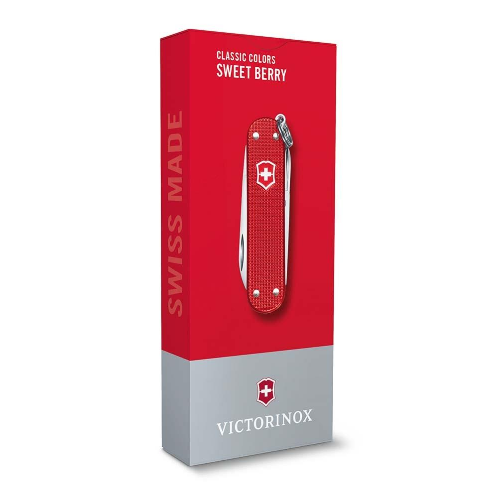 Kırmızı Victorinox İsviçre çakısı kutusu, üzerinde "Classic Colors Sweet Berry" yazısı ve kırmızı çakı.