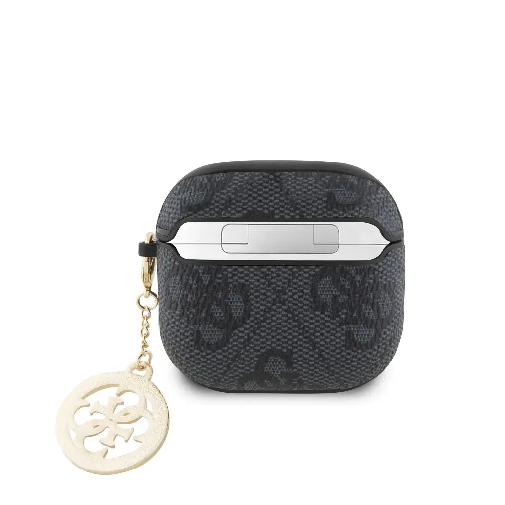 Una funda negra con estampado de logo Guess y un charm dorado.