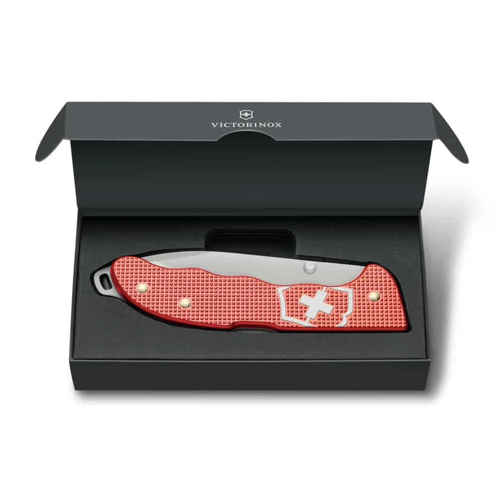 Gümüş bıçaklı kırmızı Victorinox bıçağı, siyah hediye kutusunda sunulmuştur.