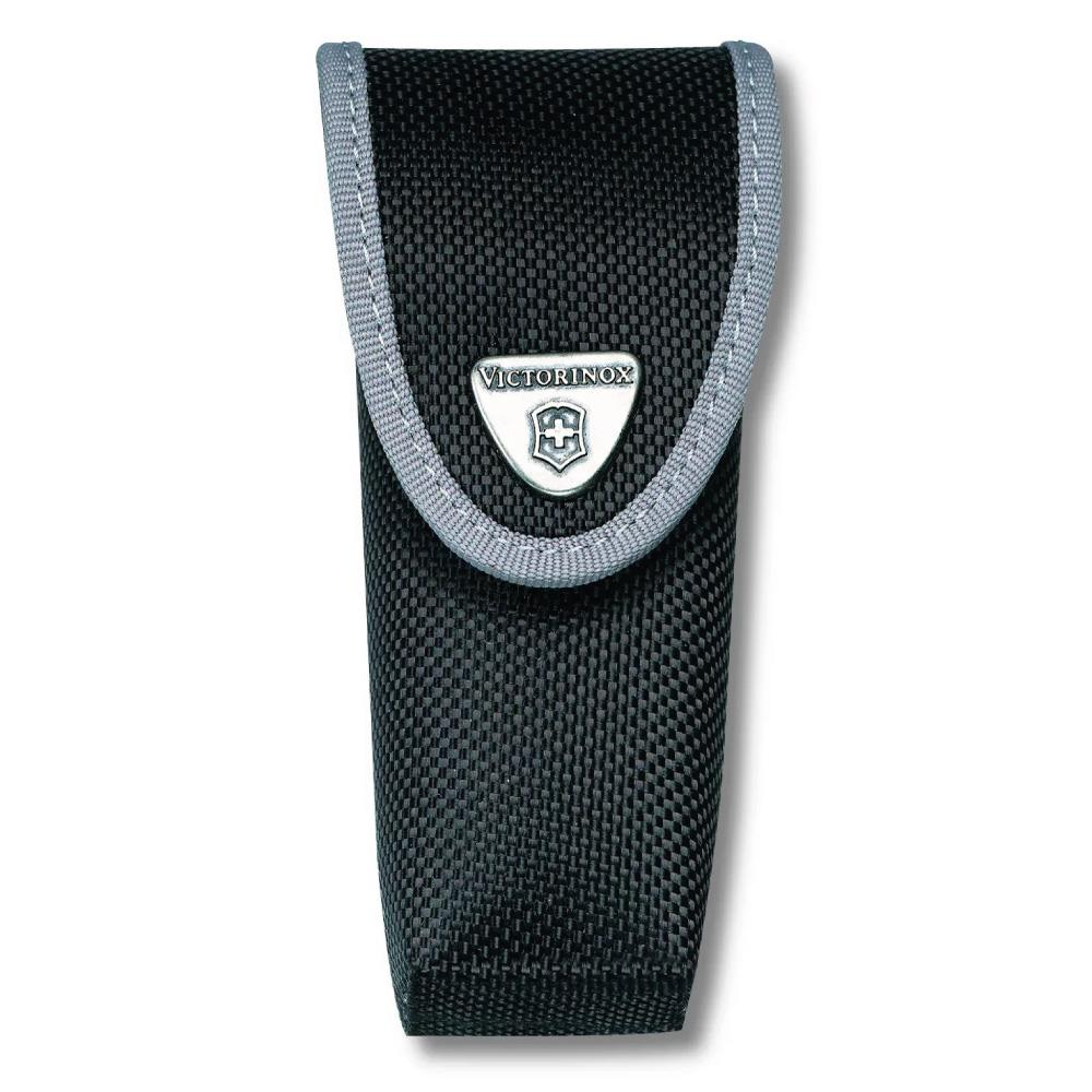 Gri kenarlı ve gümüş amblemli siyah Victorinox kılıfı.