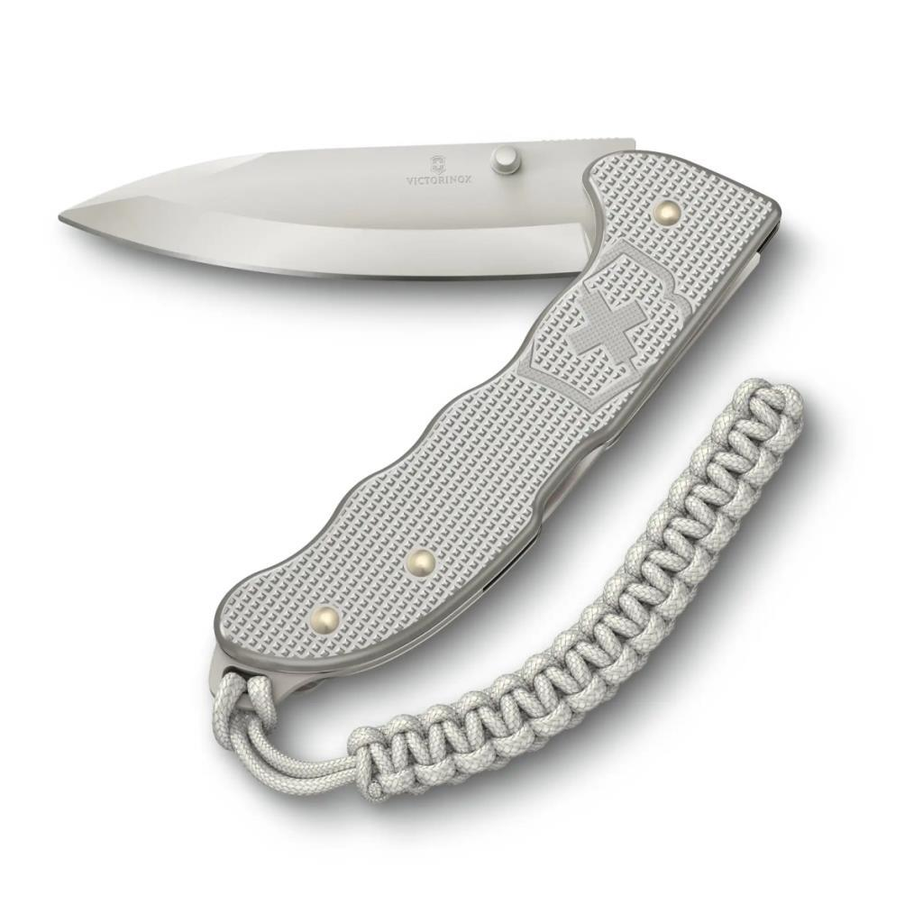 Gümüş Victorinox çakı, bıçaklı, dokulu saplı ve kordonlu.
