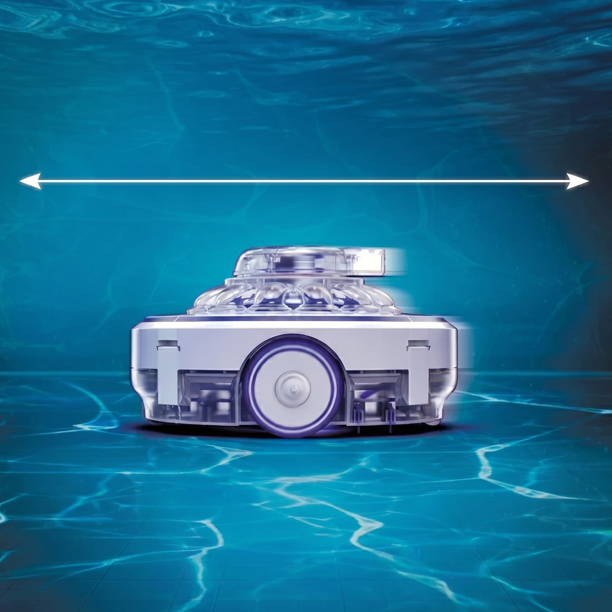 Ein durchsichtiger Poolroboter schwimmt unter Wasser, mit einem weißen Pfeil, der eine Bewegung anzeigt.