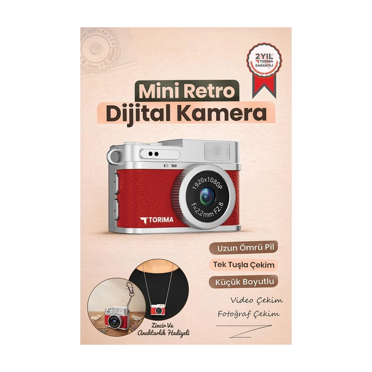 Gümüş aksanlı küçük kırmızı retro dijital fotoğraf makinesi lens detaylı.