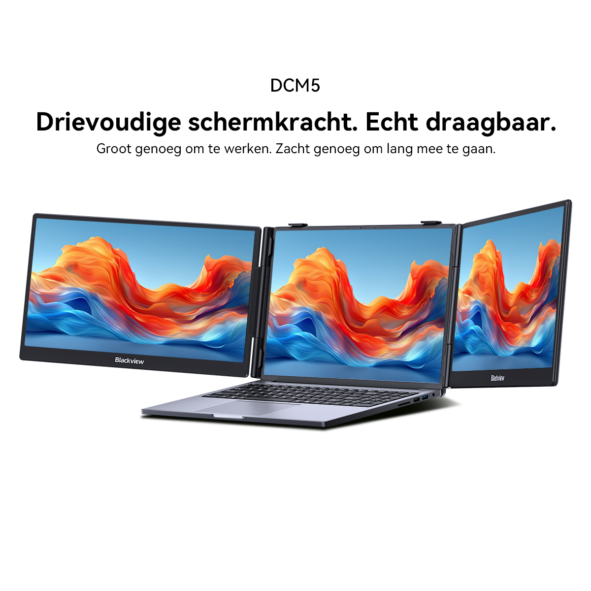 Een laptop met drie bevestigde schermen die abstracte kunst tonen.