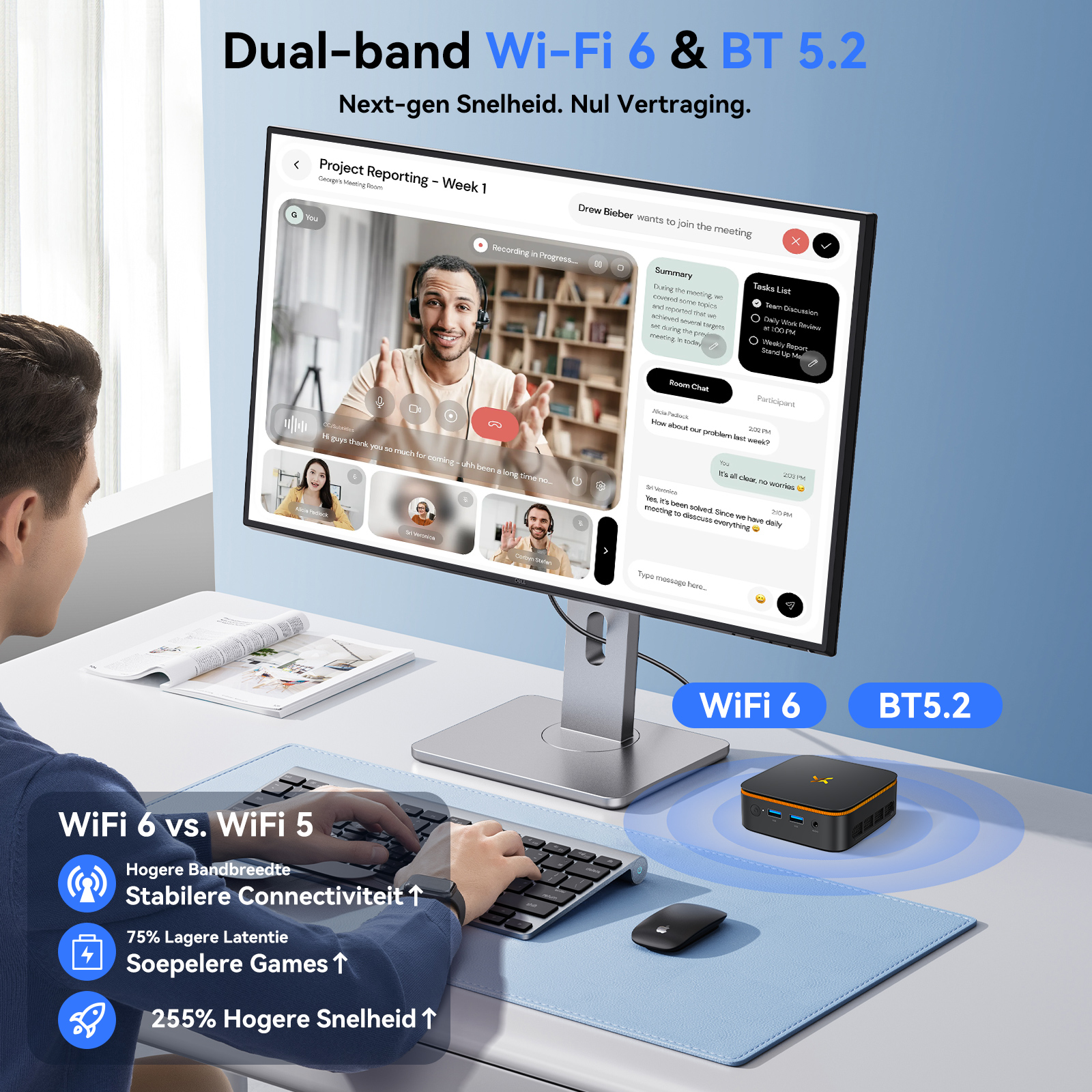 Een man zit aan een bureau kijkend naar een monitor met een videogesprek. Dual-band Wi-Fi 6 & BT 5.2.