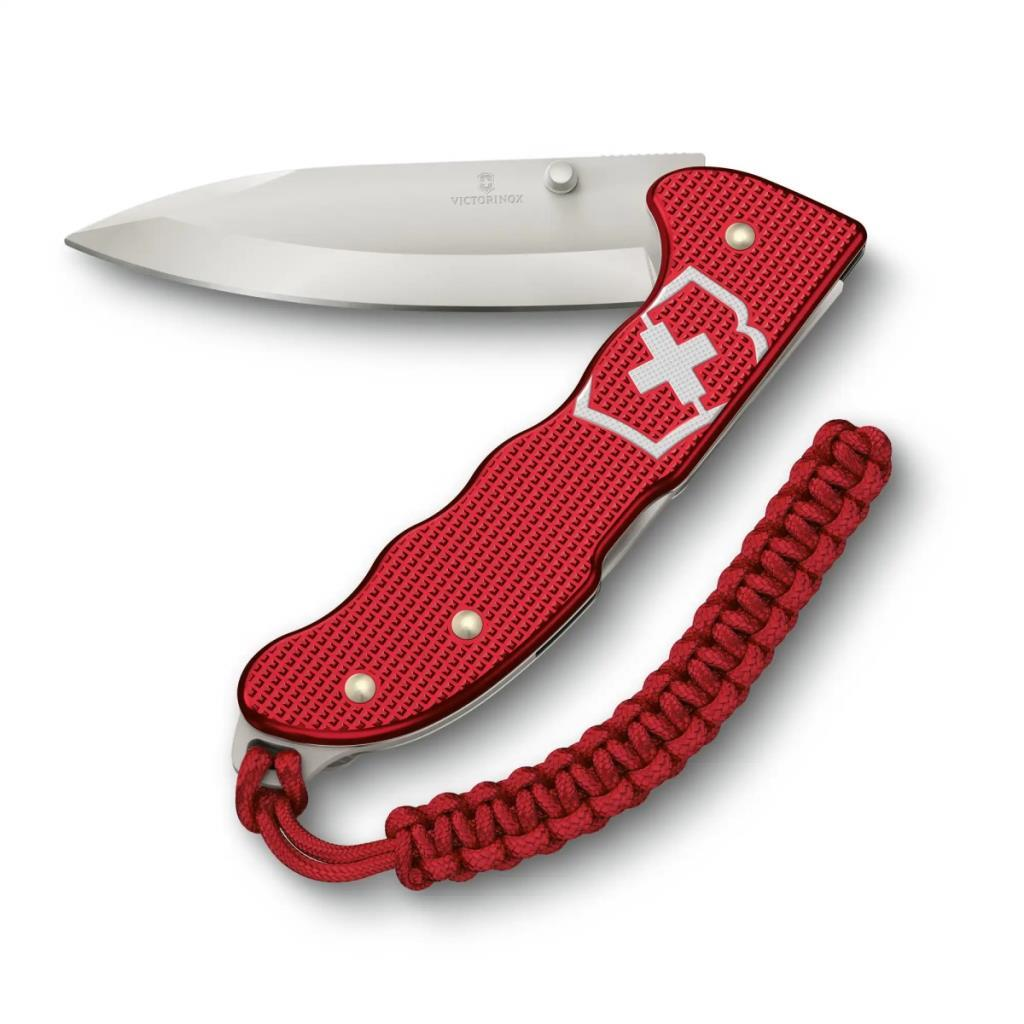 Gümüş bıçaklı ve kırmızı paraşüt ipi kordonlu kırmızı bir Victorinox bıçağı.