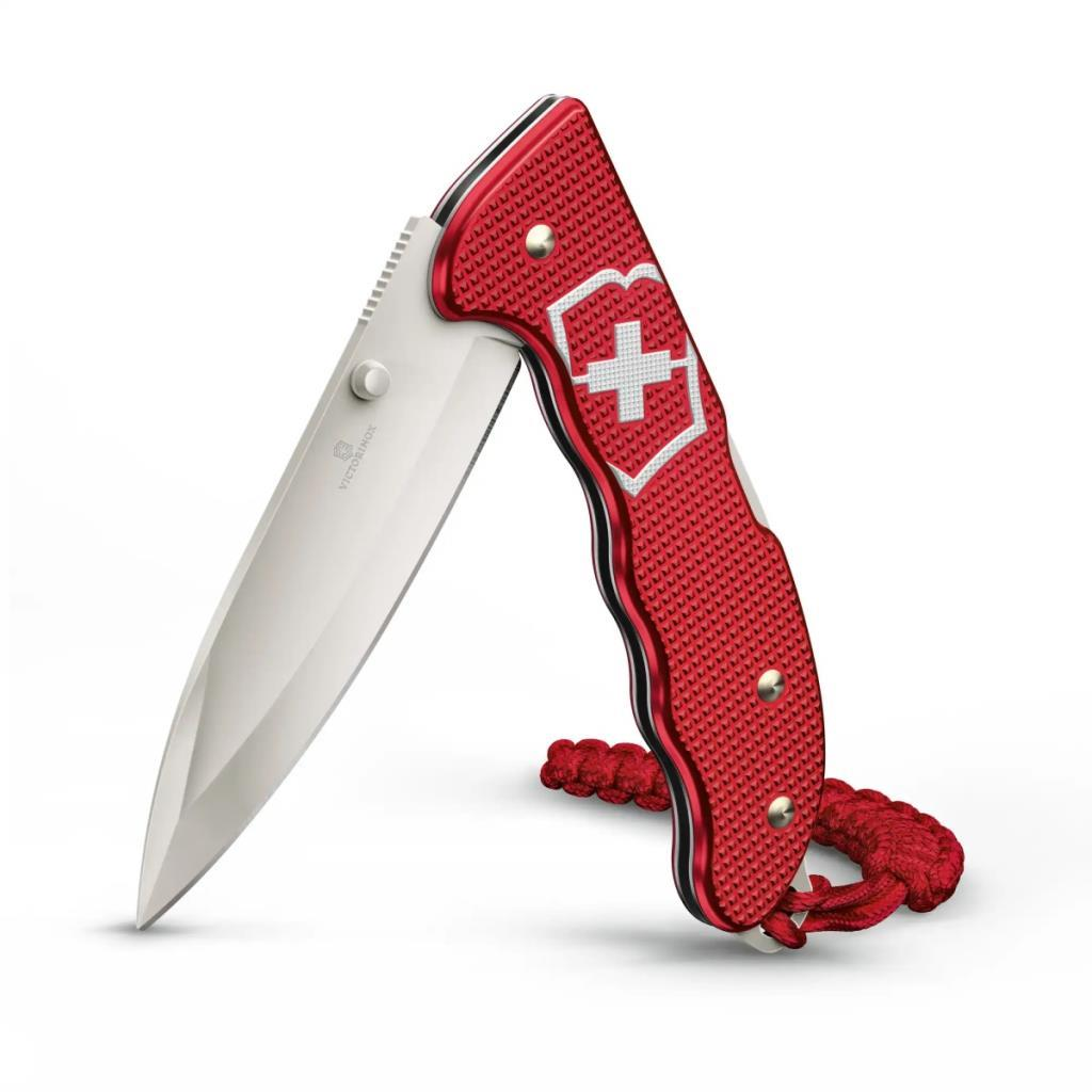 Gümüş bıçaklı ve İsviçre haçı logolu kırmızı bir Victorinox çakı.
