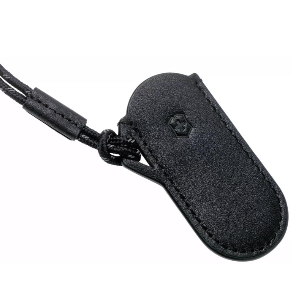 Siyah deri kılıf ip ve Victorinox logosu ile, beyaz arka plan üzerinde.