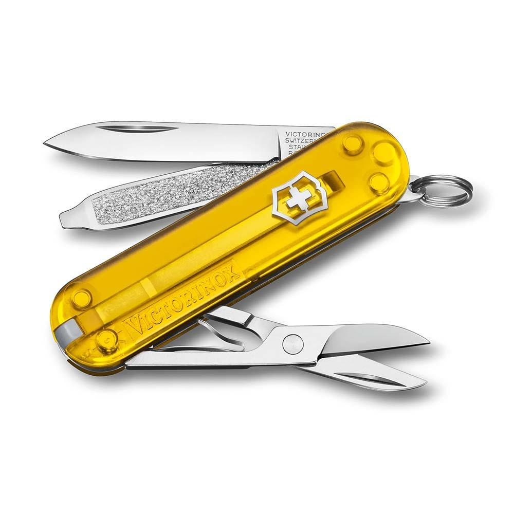 Açık bıçak, cımbız ve makası olan sarı Victorinox çakı.