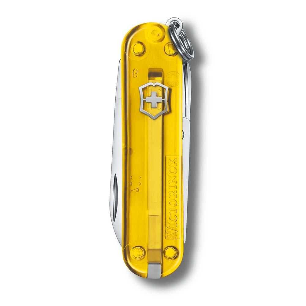 Gümüş anahtarlıklı sarı Victorinox çakı, beyaz arka plan üzerinde.
