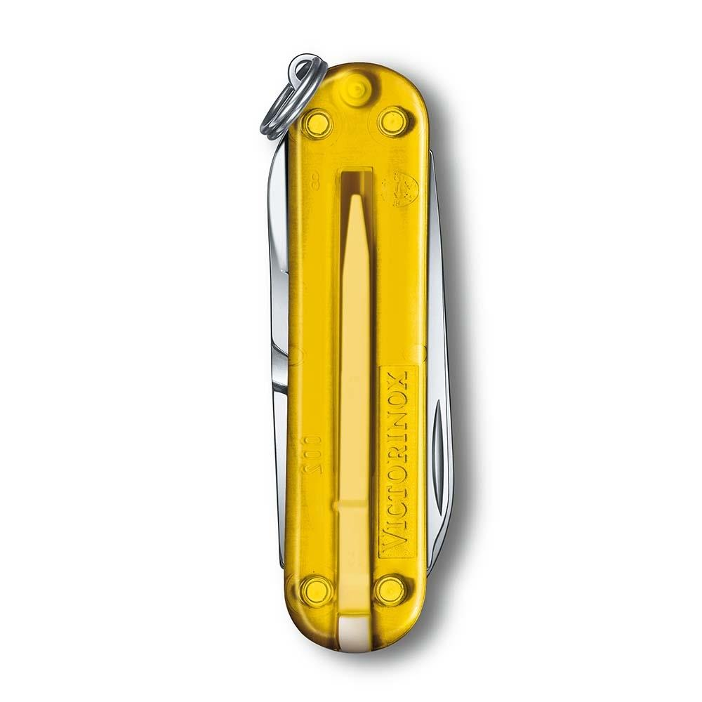Gümüş anahtarlıklı sarı Victorinox çakı, beyaz zeminde yatıyor.