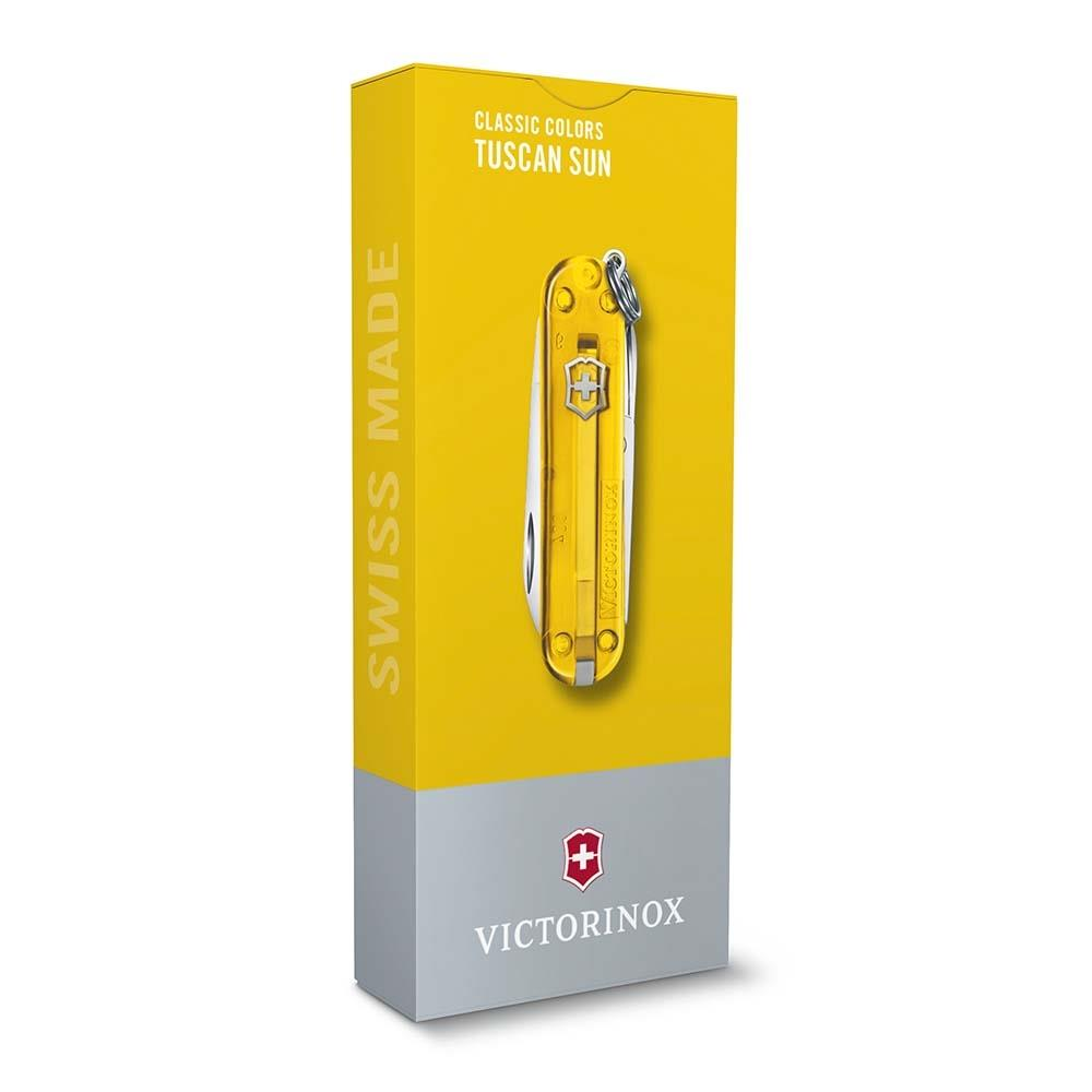 Gümüş bıçaklı ve "Swiss Made" yazılı sarı Victorinox ambalajı.