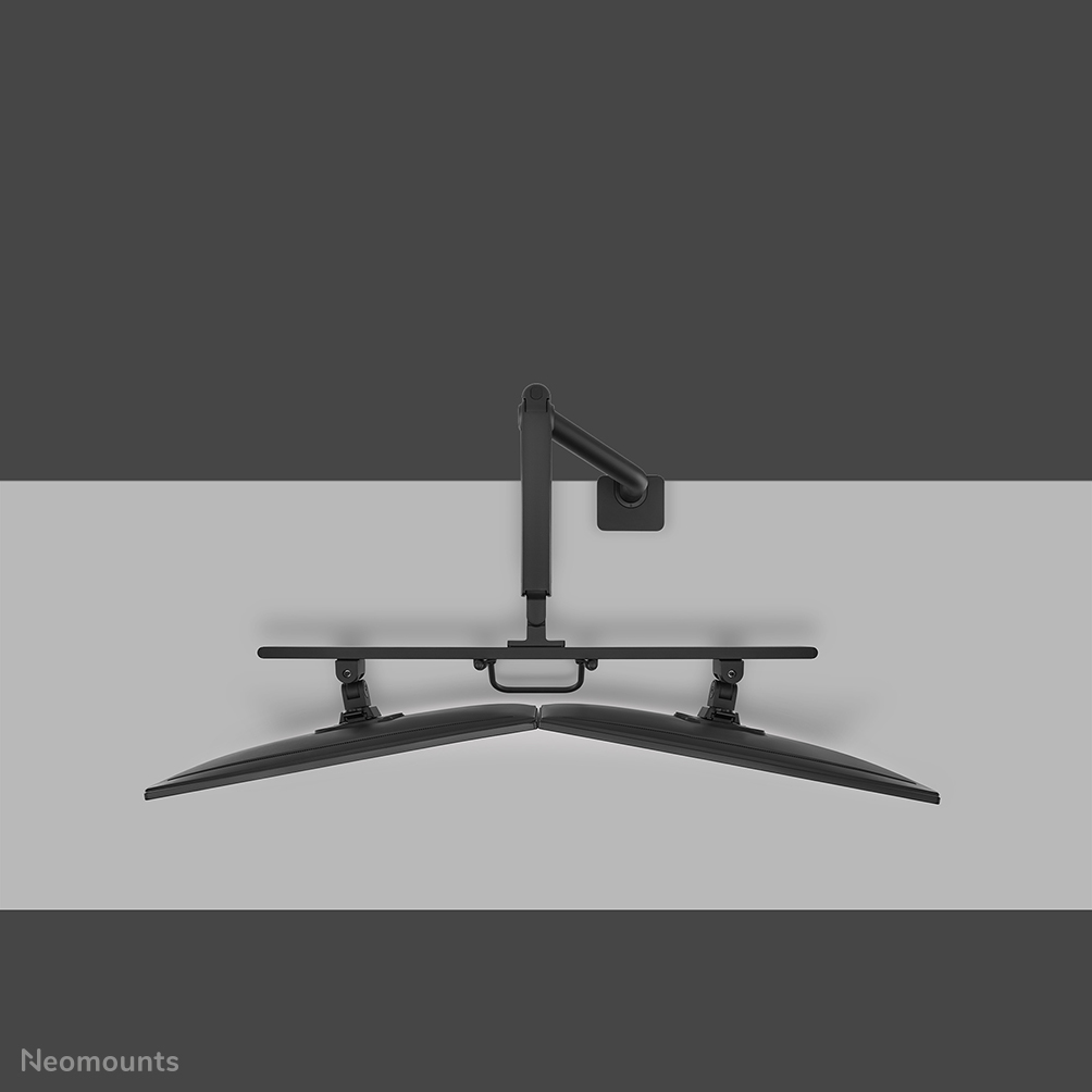 Een zwarte dubbele monitorstandaard met gebogen schermen is aan een muur gemonteerd.