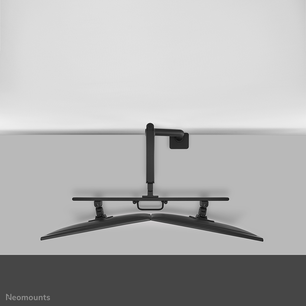 Zwarte dubbele monitorbeugel, aan de muur gemonteerd, met twee gebogen monitoren.