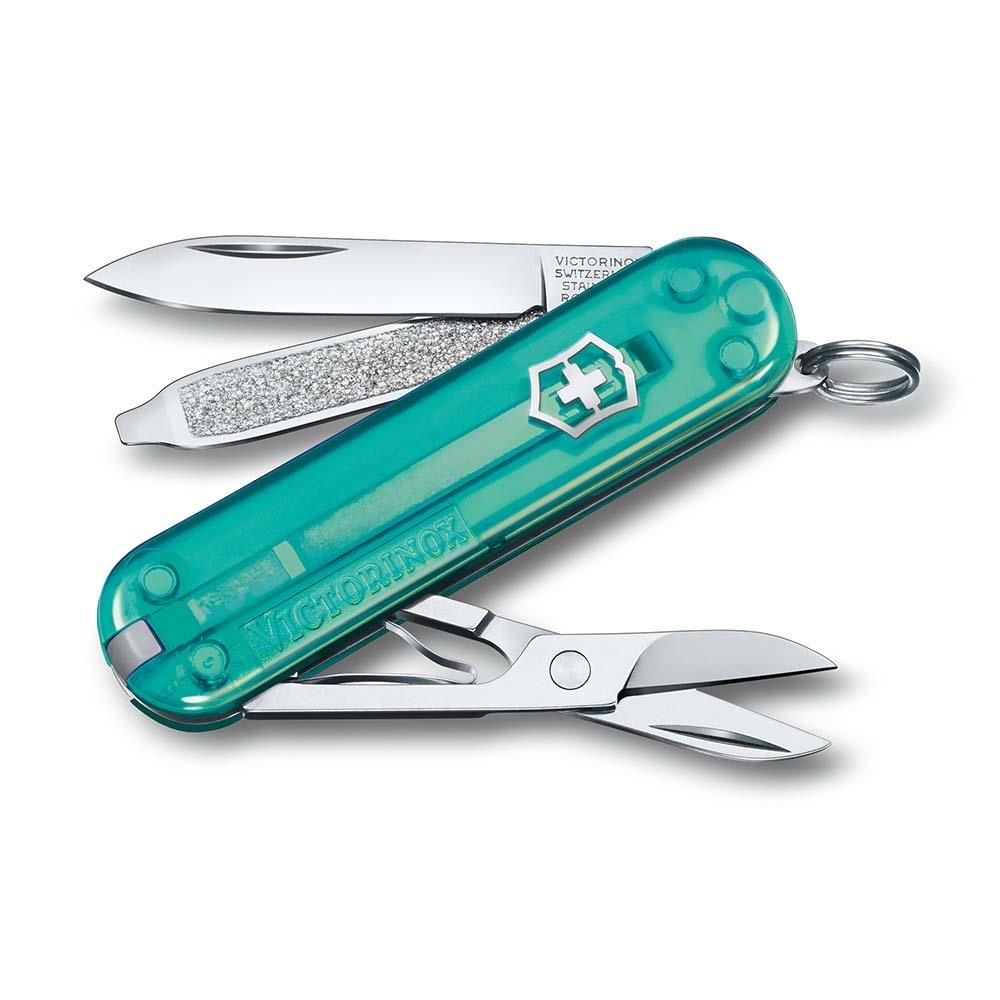 Beyaz arka plan üzerinde açık bıçak, cımbız ve makaslı turkuaz Victorinox çok amaçlı alet.