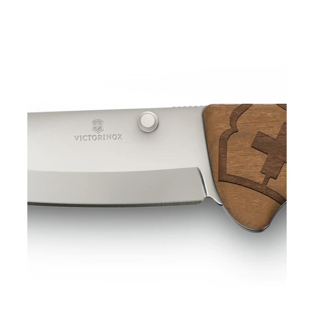 İsviçre haçı desenli ahşap saplı bir Victorinox bıçağı.