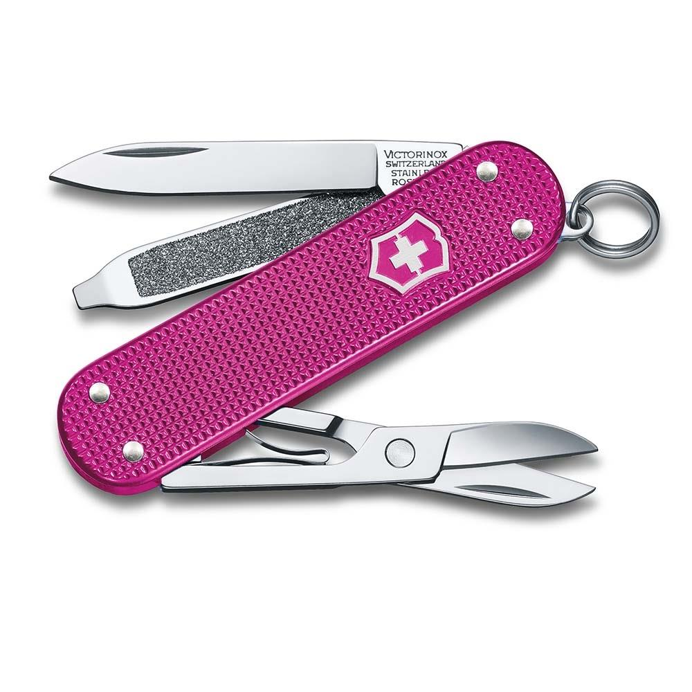 Açık bıçaklı, makaslı ve halkalı pembe bir Victorinox çakı.