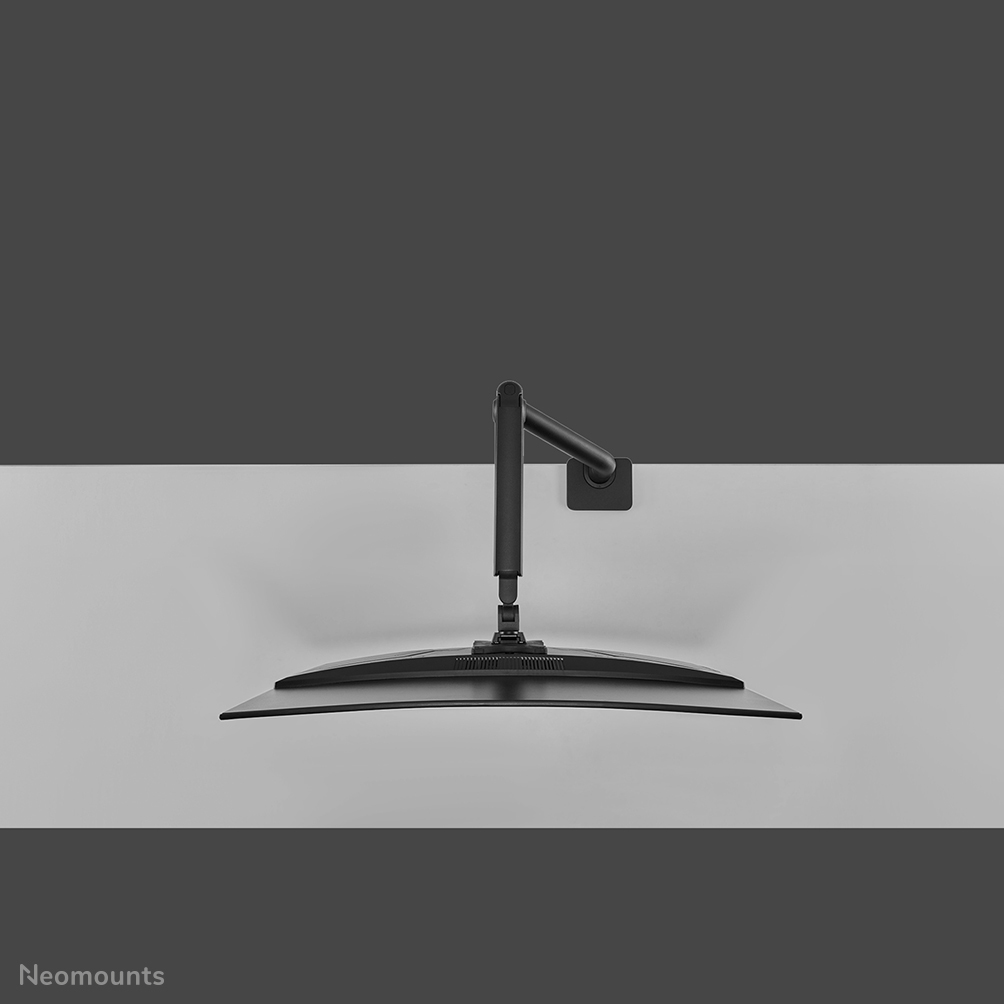 Een gebogen monitor bevestigd aan een zwarte arm boven een wit bureau.