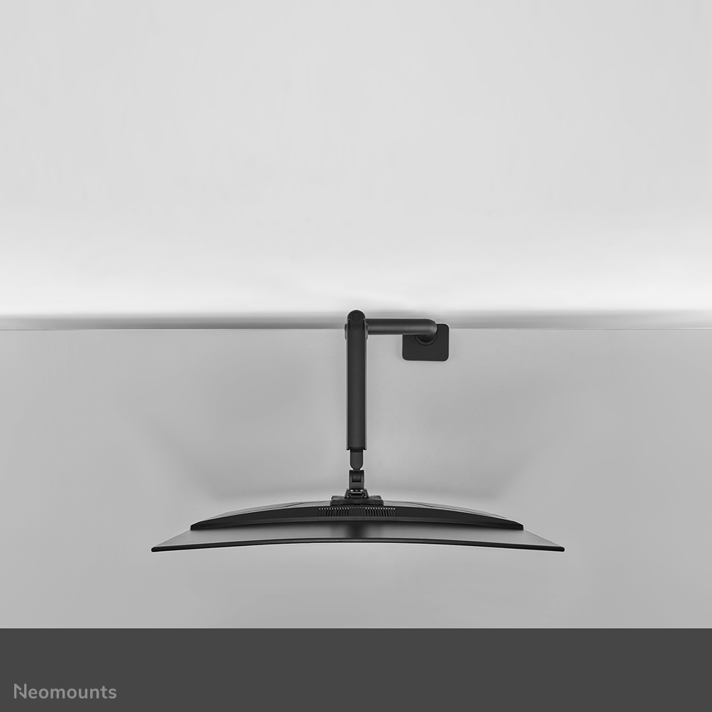 Een zwarte monitorarm houdt een gebogen zwarte monitor boven een grijze ondergrond.